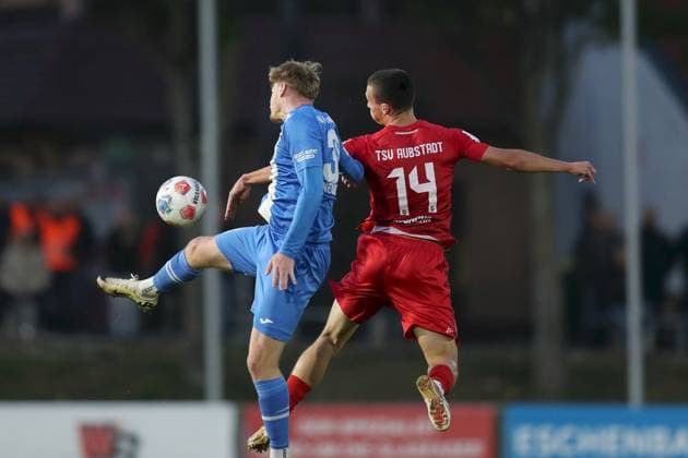 23.09.2025, xjcx, Herren, Fussball, Saison 2025 2026, Regionalliga Bayern, 9. Spieltag: TSV Aubstadt - FV Illertissen Radzivon Hushcha ( 18, TSV Aubstadt) und Maximilian Neuberger ( 38, FV Illertissen) Sulzfeld Schulstadion Aubstadt Bayern Deutschland