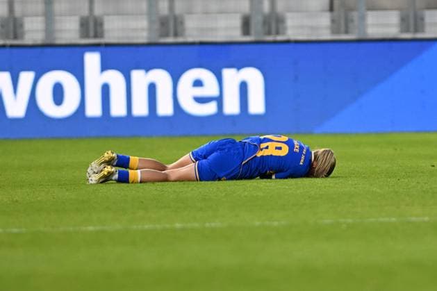RECORD DATE NOT STATED Emily Reske (28, FC Carl Zeiss Jena Frauen) liegt verletzt auf dem Spielfeld GPFPL FC Carl Zeiss Jena gegen 1. FC Union Berlin 23.09.2025 Copyright: xJoshuaxHildebrandtx
