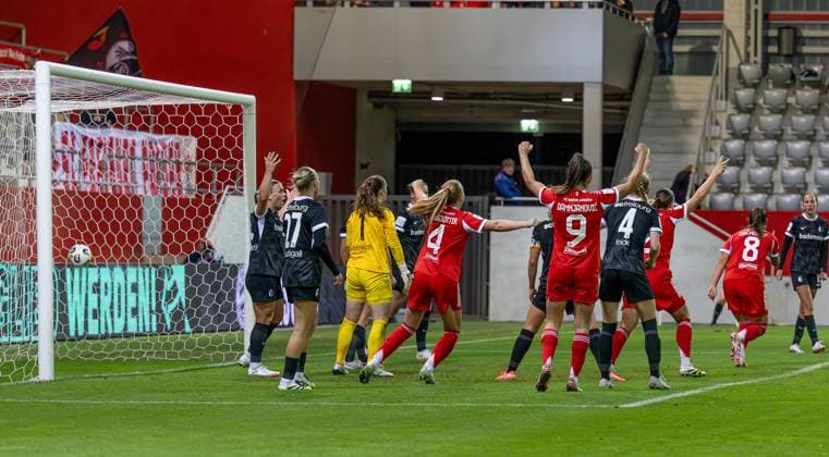 Die Bayernspielerinnen jubeln, Lena Oberdorf (FC Bayern Muenchen Frauen, 08) - rechts - hat den Ball zum 2:0 im Tor untergebracht FC Bayern Muenchen Frauen vs. SC Freiburg, Fussball, Google Pixel Frauen-Bundesliga, 4. Spieltag, Saison 2025 2026, 23.09.2025. (DFL DFB REGULATIONS PROHIBIT ANY USE OF PHOTOGRAPHS as IMAGE SEQUENCES and or QUASI-VIDEO). FC Bayern Muenchen Frauen vs. SC Freiburg, Fussball, Google Pixel Frauen-Bundesliga, 4. Spieltag, Saison 2025 2026, 23.09.2025. Muenchen Copyright: xEibner-Pressefoto HeikexFeinerx EP_HFR