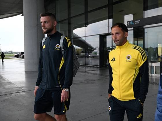 Fenerbahce Arrives in Zagreb ZAGREB, CROATIA - SEPTEMBER 23: Fenerbahce’s Milan Skriniar (L) and head coach Domenico Tedesco (R) arrive in Croatia ahead of the UEFA Europa League group stage week 1 match against Dinamo Zagreb in Zagreb, Croatia, on September 23, 2025. Elif Ozturk Anadolu Zagreb Croatia. Editorial use only. Please get in touch for any other usage.  Copyright: x2025xAnadoluxElifxOzturkx