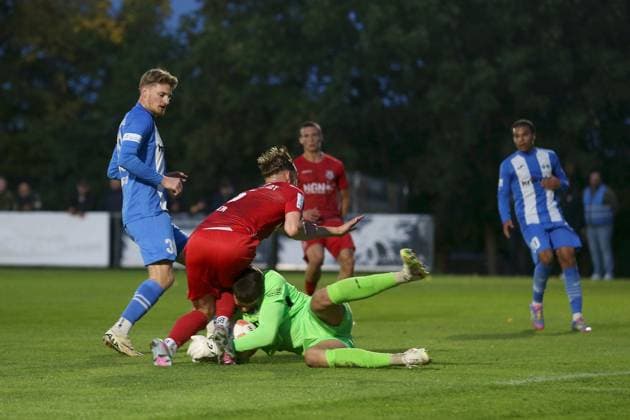 23.09.2025, xjcx, Herren, Fussball, Saison 2025 2026, Regionalliga Bayern, 9. Spieltag: TSV Aubstadt - FV Illertissen Bei diesen Zusammenstoss im Duell mit Franz Helmer ( 5, TSV Aubstadt) hat sich Malwin Zok ( 34, FV Illertissen) schwer verletzt Sulzfeld Schulstadion Aubstadt Bayern Deutschland