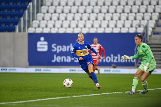 RECORD DATE NOT STATED Cara Bösl (1; 1. FC Union Berlin) und Isabella Jaron (14; CZJ) in Aktion im Ernst-Abbe-Sportfeld GPFPL FC Carl Zeiss Jena gegen 1. FC Union Berlin 23.09.2025 Copyright: xJoshuaxHildebrandtx