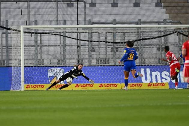 RECORD DATE NOT STATED Jasmin Janning (1; CZJ) wehrt Schuss ab, Toma Ihlenburg (3; CZJ) und Nelly Juckel (31; CZJ) verteidigen gegen 44; 1. FC Union Berlin GPFPL FC Carl Zeiss Jena gegen 1. FC Union Berlin 23.09.2025 Copyright: xJoshuaxHildebrandtx