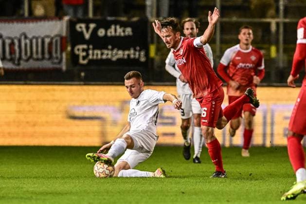 Wuerzburger Kickers gegen TSV Schwaben Augsburg, Wuerzburg, 23.09.2025 Lukas Ramser (TSV Schwaben Augsburg, 10) gegen Peter Kurzweg (Wuerzburger Kickers 16) , Wuerzburg, 23.09.2025 - 10. Spieltag der Regionalliga Bayern, Wuerzburger Kickers gegen TSV Schwaben Augsburg, Wuerzburg Akon Arena Copyright: xBEAUTIFULxSPORTS Märklx