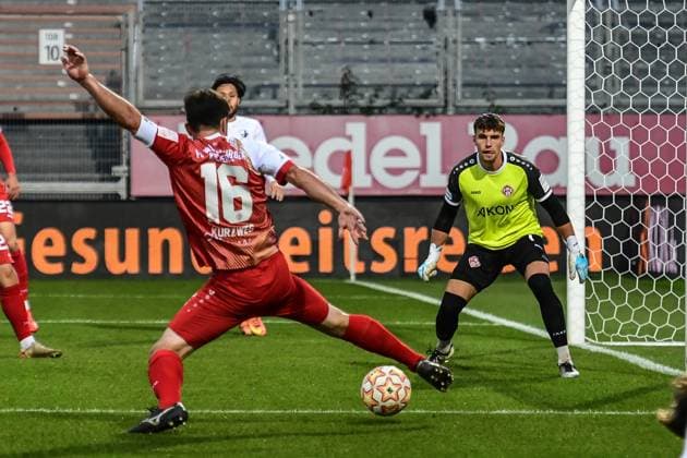 Wuerzburger Kickers gegen TSV Schwaben Augsburg, Wuerzburg, 23.09.2025 Peter Kurzweg (Wuerzburger Kickers 16) im eigenen Strafraum Johann Hipper (Wuerzburger Kickers 1) , Wuerzburg, 23.09.2025 - 10. Spieltag der Regionalliga Bayern, Wuerzburger Kickers gegen TSV Schwaben Augsburg, Wuerzburg Akon Arena Copyright: xBEAUTIFULxSPORTS Märklx