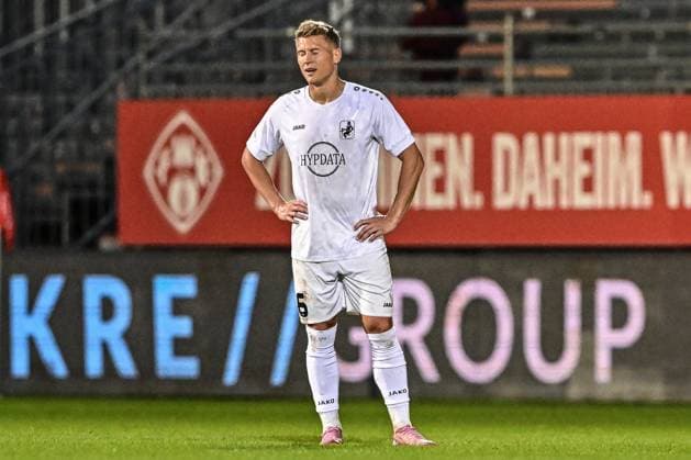 Wuerzburger Kickers gegen TSV Schwaben Augsburg, Wuerzburg, 23.09.2025 Matthias Ostrzolek (TSV Schwaben Augsburg, 6) bedient nach dem 3:0 , Wuerzburg, 23.09.2025 - 10. Spieltag der Regionalliga Bayern, Wuerzburger Kickers gegen TSV Schwaben Augsburg, Wuerzburg Akon Arena Copyright: xBEAUTIFULxSPORTS Märklx