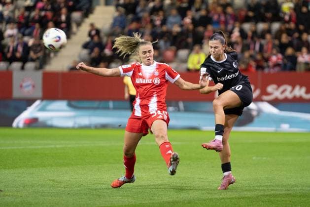 Georgia Stanway (31 FC Bayern) und Leela Egli (20 Freiburg) in Aktion beim Google Pixel Frauen Bundesligaspiel FC Bayern München - SC Freiburg am 23.09.2025. München FC Bayern Campus Bayern Deutschland