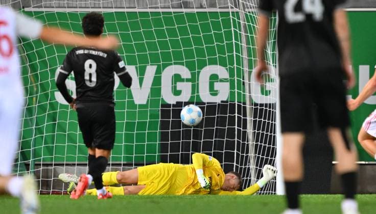 23.09.2025 - Fussball - Saison 2025 2026 - Regionalliga Bayern - 10. Spieltag: SpVgg Greuther Fürth Fuerth II U23 ( Kleeblatt ) - 1. FC Nürnberg II FCN ( Club ) - - xwoxzix - Sebastian Jung (1, SpVgg Greuther Fürth II ) muss Gegentor Tor zum 0:1 durch Eric Porstner (16, 1. FC Nürnberg FCN II , nicht im Bild ) hinnhemen