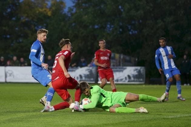 23.09.2025, xjcx, Herren, Fussball, Saison 2025 2026, Regionalliga Bayern, 9. Spieltag: TSV Aubstadt - FV Illertissen Bei diesen Zusammenstoss im Duell mit Franz Helmer ( 5, TSV Aubstadt) hat sich Malwin Zok ( 34, FV Illertissen) schwer verletzt Sulzfeld Schulstadion Aubstadt Bayern Deutschland