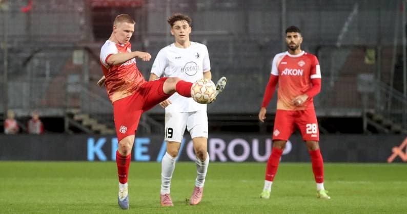23.09.2025, xfsx, Herren, Fussball, Saison 2025 2026, Regionalliga Bayern, 10. Spieltag: FC Wuerzburger Kickers - TSV Schwaben Augsburg v.li.: Philipp Ochs (FC Wuerzburger Kickers), Mark Radoki (TSV Schwaben Augsburg), Ebrahim Fahrahnak (FC Wuerzburger Kickers) Wuerzburg AKON ARENA Bayern Deutschland