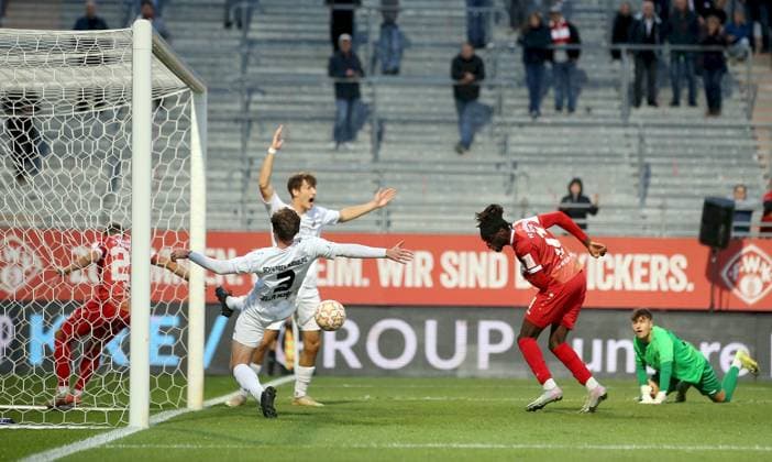 23.09.2025, xfsx, Herren, Fussball, Saison 2025 2026, Regionalliga Bayern, 10. Spieltag: FC Wuerzburger Kickers - TSV Schwaben Augsburg v.li.: Dominik Meisel (FC Wuerzburger Kickers), Nicola Della Schiava (TSV Schwaben Augsburg), Odin Redier (TSV Schwaben Augsburg), Cherif Cisse (FC Wuerzburger Kickers) erzielt das Tor zum 2:0, scores the goal 2:0, Maximilian Reil (TSV Schwaben Augsburg) Wuerzburg AKON ARENA Bayern Deutschland