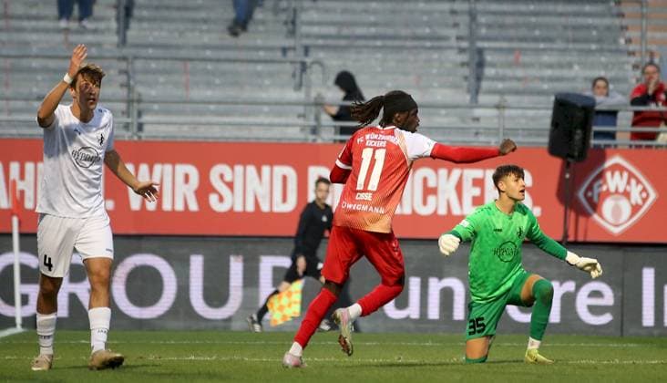 23.09.2025, xfsx, Herren, Fussball, Saison 2025 2026, Regionalliga Bayern, 10. Spieltag: FC Wuerzburger Kickers - TSV Schwaben Augsburg v.li.: Odin Redier (TSV Schwaben Augsburg), Cherif Cisse (FC Wuerzburger Kickers) mit Torjubel, celebrate the goal, goal celebration, Jubel ueber das Tor zum 2:0, Maximilian Reil (TSV Schwaben Augsburg) Wuerzburg AKON ARENA Bayern Deutschland