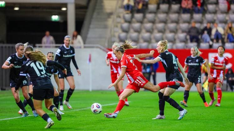 Georgia Stanway (31, FC Bayern München) und Meret Felde (4, SC Freiburg) beim Spiel zwischen FC Bayern München v SC Freiburg, Fußball, Frauen, Google Pixel Frauen-Bundesliga, 2025 2026, 4.Spieltag am 23.09.2025 in München, FC Bayern Campus. DFL and DFB regulations prohibit any use of photographs as image sequences and or quasi-video. Bayern Deutschland