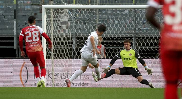 23.09.2025, xfsx, Herren, Fussball, Saison 2025 2026, Regionalliga Bayern, 10. Spieltag: FC Wuerzburger Kickers - TSV Schwaben Augsburg v.li.: Ebrahim Fahrahnak (FC Wuerzburger Kickers), Mark Radoki (TSV Schwaben Augsburg), Johann Hipper (FC Wuerzburger Kickers), Eliot Muteba (FC Wuerzburger Kickers) Wuerzburg AKON ARENA Bayern Deutschland