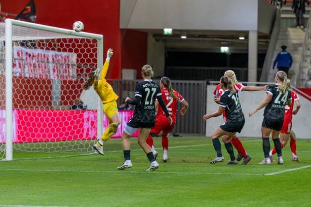 Laura Benkarth (Torfrau, SC Freiburg Frauen, 1) lenkt diesen Ball von Pernille Harder (FC Bayern Muenchen Frauen, 21) an die Latte FC Bayern Muenchen Frauen vs. SC Freiburg, Fussball, Google Pixel Frauen-Bundesliga, 4. Spieltag, Saison 2025 2026, 23.09.2025. (DFL DFB REGULATIONS PROHIBIT ANY USE OF PHOTOGRAPHS as IMAGE SEQUENCES and or QUASI-VIDEO). FC Bayern Muenchen Frauen vs. SC Freiburg, Fussball, Google Pixel Frauen-Bundesliga, 4. Spieltag, Saison 2025 2026, 23.09.2025. Muenchen Copyright: xEibner-Pressefoto HeikexFeinerx EP_HFR