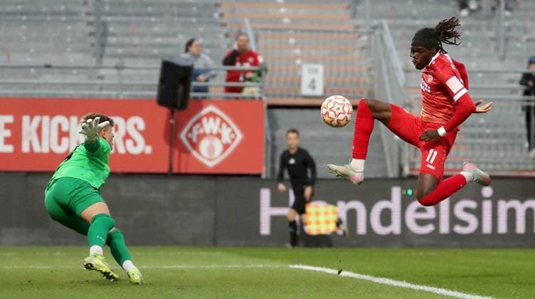 23.09.2025, xfsx, Herren, Fussball, Saison 2025 2026, Regionalliga Bayern, 10. Spieltag: FC Wuerzburger Kickers - TSV Schwaben Augsburg v.li.: Elias Rogg (TSV Schwaben Augsburg), Cherif Cisse (FC Wuerzburger Kickers) erzielt das Tor zum 1:0, scores the goal 1:0 Wuerzburg AKON ARENA Bayern Deutschland