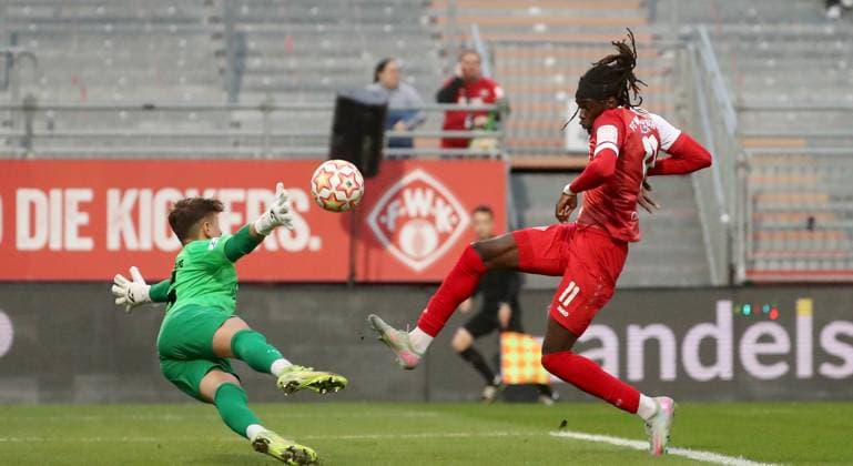 23.09.2025, xfsx, Herren, Fussball, Saison 2025 2026, Regionalliga Bayern, 10. Spieltag: FC Wuerzburger Kickers - TSV Schwaben Augsburg v.li.: Elias Rogg (TSV Schwaben Augsburg), Cherif Cisse (FC Wuerzburger Kickers) erzielt das Tor zum 1:0, scores the goal 1:0 Wuerzburg AKON ARENA Bayern Deutschland