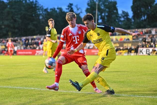 Regionalliga Bayern; DJK Vilzing- FC Bayern München II; 23.09.2025 im Duell Guido Della ROVERE (FC Bayern Muenchen II 10) und Mario KUFNER (DJK Vilzing 6) Zweikampf Regionalliga Bayern: DJK Vilzing - FC Bayern Amateure; Manfred-Zollner Stadion am 23.09.2025 Copyright: xBEAUTIFULxSPORTS Goldbergx