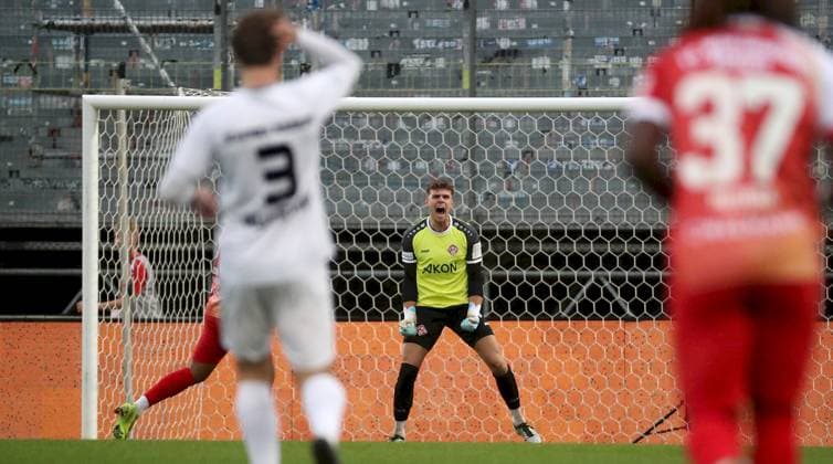 23.09.2025, xfsx, Herren, Fussball, Saison 2025 2026, Regionalliga Bayern, 10. Spieltag: FC Wuerzburger Kickers - TSV Schwaben Augsburg v.li.: Nicola Della Schiava (TSV Schwaben Augsburg), Johann Hipper (FC Wuerzburger Kickers) jubelt, Eliot Muteba (FC Wuerzburger Kickers) Wuerzburg AKON ARENA Bayern Deutschland