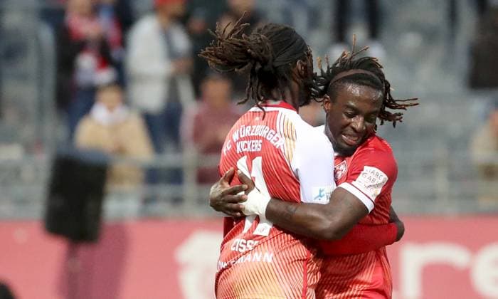 23.09.2025, xfsx, Herren, Fussball, Saison 2025 2026, Regionalliga Bayern, 10. Spieltag: FC Wuerzburger Kickers - TSV Schwaben Augsburg v.li.: Cherif Cisse (FC Wuerzburger Kickers), Eliot Muteba (FC Wuerzburger Kickers) mit Torjubel, celebrate the goal, goal celebration, Jubel ueber das Tor zum 1:0 Wuerzburg AKON ARENA Bayern Deutschland