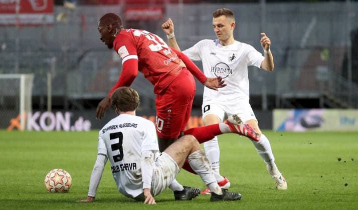 23.09.2025, xfsx, Herren, Fussball, Saison 2025 2026, Regionalliga Bayern, 10. Spieltag: FC Wuerzburger Kickers - TSV Schwaben Augsburg v.li.: Nicola Della Schiava (TSV Schwaben Augsburg), Tarsis Bonga (FC Wuerzburger Kickers), Lukas Ramser (TSV Schwaben Augsburg) Wuerzburg AKON ARENA Bayern Deutschland