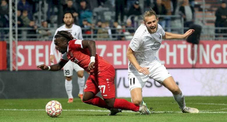 23.09.2025, xfsx, Herren, Fussball, Saison 2025 2026, Regionalliga Bayern, 10. Spieltag: FC Wuerzburger Kickers - TSV Schwaben Augsburg v.li.: Eliot Muteba (FC Wuerzburger Kickers) wird von Rasmus Fackler-Stamm (TSV Schwaben Augsburg) gefoult Wuerzburg AKON ARENA Bayern Deutschland