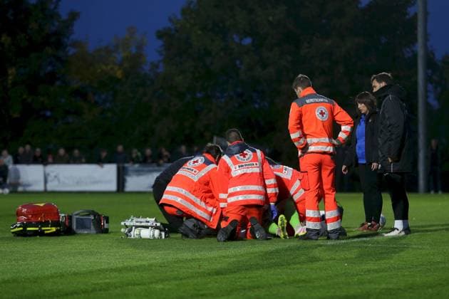23.09.2025, xjcx, Herren, Fussball, Saison 2025 2026, Regionalliga Bayern, 9. Spieltag: TSV Aubstadt - FV Illertissen Torwart Malwin Zok ( 34, FV Illertissen) hat sich schwerer verletzt und wird hier behandelt Sulzfeld Schulstadion Aubstadt Bayern Deutschland