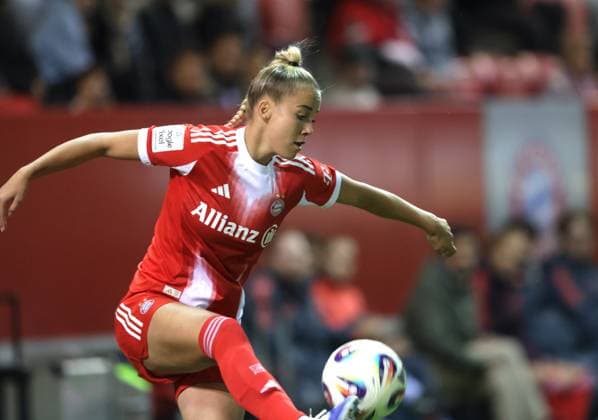 Wieder am Ball . . . Bayerns 7 Giulia GWINN. Frauenfussball: Muenchen - Freiburg. Frauen - Fußball - Bundesliga, FC Bayern München - SC Feiburg, 4.Spieltag, Saison 2025-2026, am 23.09.2025 in Muenchen, F C B A Y E R N C A M P U S, Deutschland. Quelle Copyright Credit : Oryk HAIST