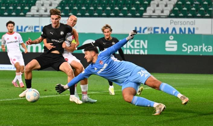 23.09.2025 - Fussball - Saison 2025 2026 - Regionalliga Bayern - 10. Spieltag: SpVgg Greuther Fürth Fuerth II U23 ( Kleeblatt ) - 1. FC Nürnberg II FCN ( Club ) - - xwoxzix - Juan Ignacio Cabrera Ros (20, SpVgg Greuther Fürth II ) Leo Eberle (13, 1. FC Nürnberg FCN II ) Robin Lisewski (26, 1. FC Nürnberg FCN II )