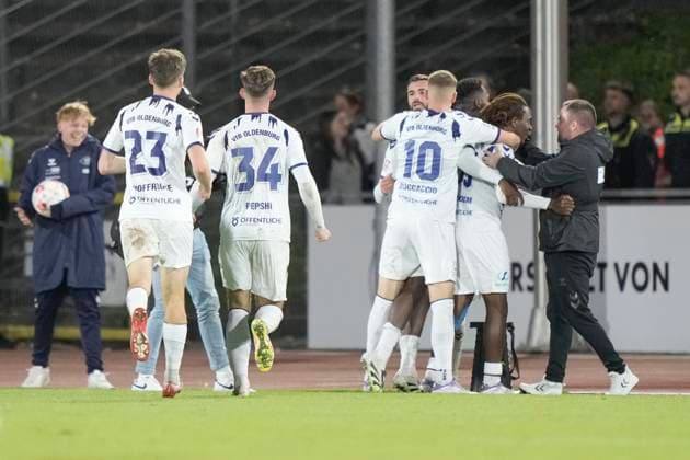 23.09.2025, Marschweg Stadion, Oldenburg, GER, Niedersachsenpokal-Viertelfinale: VfB Oldenburg vs SV Meppen, Oldenburger 2:2-Jubel DFL REGULATIONS PROHIBIT ANY USE OF PHOTOGRAPHS AS IMAGE SEQUENCES AND OR QUASI-VIDEO. Oldenburg Niedersachsen Deutschland Marschweg Stadion