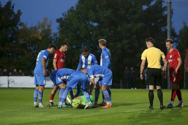23.09.2025, xjcx, Herren, Fussball, Saison 2025 2026, Regionalliga Bayern, 9. Spieltag: TSV Aubstadt - FV Illertissen Torwart Malwin Zok ( 34, FV Illertissen) hat sich schwerer verletzt und musste ausgewechselt werden Sulzfeld Schulstadion Aubstadt Bayern Deutschland