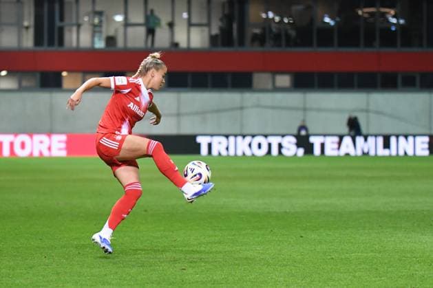 Giulia Gwinn (7 FC Bayern) beim Comeback nach ihrer Verletzung beim Google Pixel Frauen Bundesligaspiel FC Bayern München - SC Freiburg am 23.09.2025. München FC Bayern Campus Bayern Deutschland