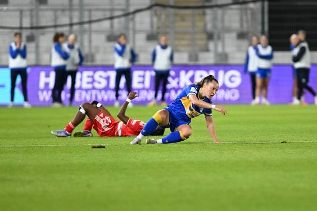 RECORD DATE NOT STATED Felicia Sträßer (8; CZJ) und Naika Reissner (42, 1. FC Union Berlin) nach Zweikampf am Boden GPFPL FC Carl Zeiss Jena gegen 1. FC Union Berlin 23.09.2025 Copyright: xJoshuaxHildebrandtx