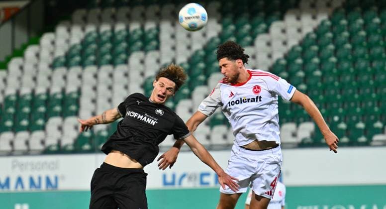 23.09.2025 - Fussball - Saison 2025 2026 - Regionalliga Bayern - 10. Spieltag: SpVgg Greuther Fürth Fuerth II U23 ( Kleeblatt ) - 1. FC Nürnberg II FCN ( Club ) - - xwoxzix - Lado Akhalaia (24, SpVgg Greuther Fürth II ) im Kopfballduell mit Khalid Abu El Haija (4, 1. FC Nürnberg FCN II )