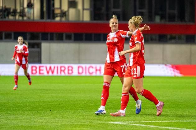 Giulia Gwinn (7 FC Bayern) und Lea Schüller (11 Bayern) jubeln über das Tor zum 3-0 beim Google Pixel Frauen Bundesligaspiel FC Bayern München - SC Freiburg am 23.09.2025. München FC Bayern Campus Deutschland