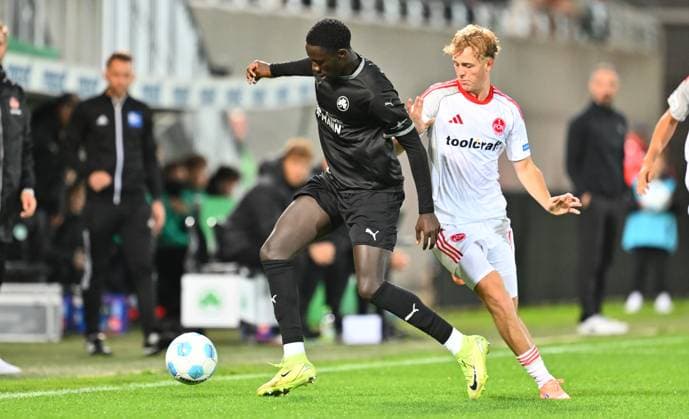 23.09.2025 - Fussball - Saison 2025 2026 - Regionalliga Bayern - 10. Spieltag: SpVgg Greuther Fürth Fuerth II U23 ( Kleeblatt ) - 1. FC Nürnberg II FCN ( Club ) - - xwoxzix - Omar Sillah (21, SpVgg Greuther Fürth II ) Eric Porstner (16, 1. FC Nürnberg FCN II )