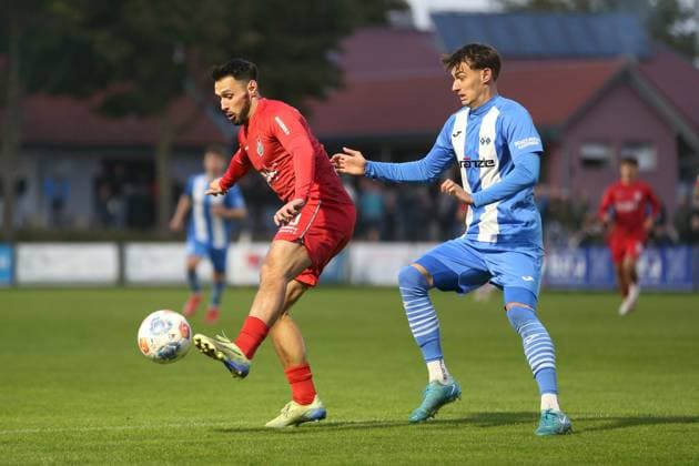 23.09.2025, xjcx, Herren, Fussball, Saison 2025 2026, Regionalliga Bayern, 9. Spieltag: TSV Aubstadt - FV Illertissen Timo Pitter ( 10, TSV Aubstadt) und Eduard Heckmann ( 23, FV Illertissen) Sulzfeld Schulstadion Aubstadt Bayern Deutschland