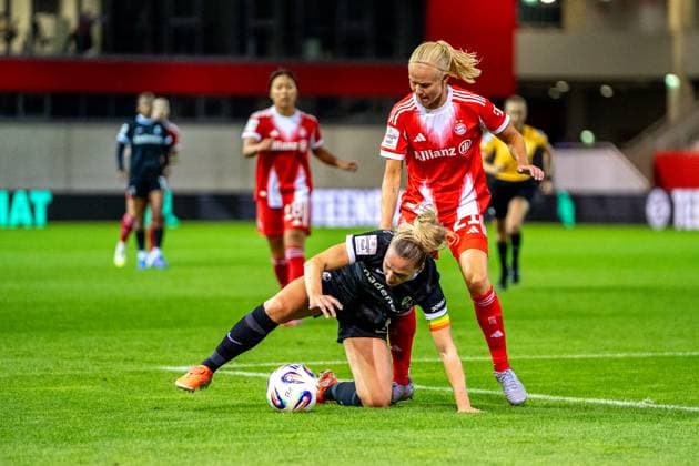 Lisa Karl (2 Freiburg) und Pernille Harder (21 Bayern) in Aktion beim Google Pixel Frauen Bundesligaspiel FC Bayern München - SC Freiburg am 23.09.2025. München FC Bayern Campus Bayern Deutschland