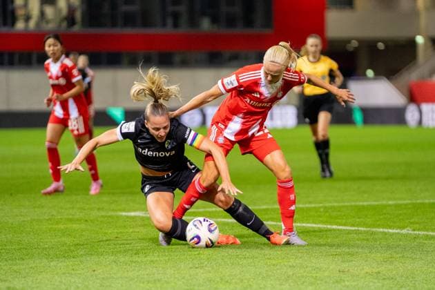 Lisa Karl (2 Freiburg) und Pernille Harder (21 Bayern) in Aktion beim Google Pixel Frauen Bundesligaspiel FC Bayern München - SC Freiburg am 23.09.2025. München FC Bayern Campus Bayern Deutschland