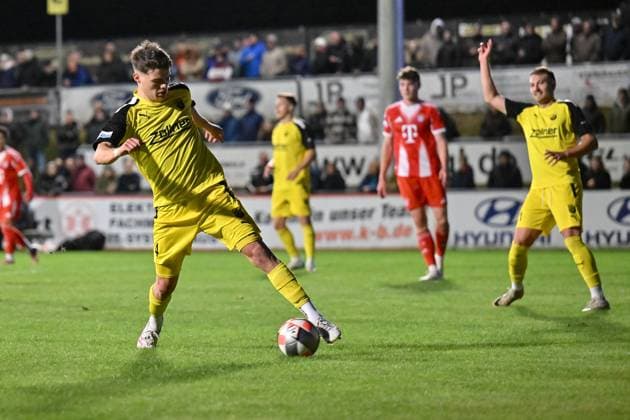 Regionalliga Bayern; DJK Vilzing- FC Bayern München II; 23.09.2025 am Ball Elija HÄRTL (Djk Vilzing 4) Regionalliga Bayern: DJK Vilzing - FC Bayern Amateure; Manfred-Zollner Stadion am 23.09.2025 Copyright: xBEAUTIFULxSPORTS Goldbergx