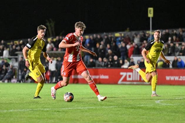 Regionalliga Bayern; DJK Vilzing- FC Bayern München II; 23.09.2025 im Duell Richard Christian MEIER (FC Bayern Muenchen II 11) und Mario KUFNER (DJK Vilzing 6) Zweikampf Regionalliga Bayern: DJK Vilzing - FC Bayern Amateure; Manfred-Zollner Stadion am 23.09.2025 Copyright: xBEAUTIFULxSPORTS Goldbergx