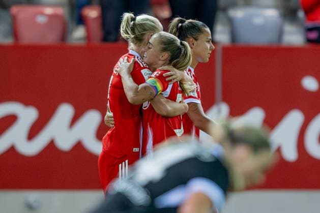 Georgia Stanway (FC Bayern Muenchen Frauen, 31) bejubelt mit Lea Schueller (FC Bayern Muenchen Frauen, 11) deren Tor zum 3:0, rechts Lena Oberdorf (FC Bayern Muenchen Frauen, 08) FC Bayern Muenchen Frauen vs. SC Freiburg, Fussball, Google Pixel Frauen-Bundesliga, 4. Spieltag, Saison 2025 2026, 23.09.2025. (DFL DFB REGULATIONS PROHIBIT ANY USE OF PHOTOGRAPHS as IMAGE SEQUENCES and or QUASI-VIDEO). FC Bayern Muenchen Frauen vs. SC Freiburg, Fussball, Google Pixel Frauen-Bundesliga, 4. Spieltag, Saison 2025 2026, 23.09.2025. Muenchen Copyright: xEibner-Pressefoto HeikexFeinerx EP_HFR