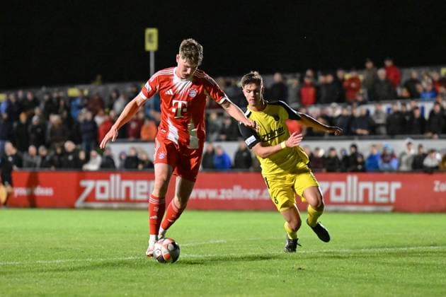 Regionalliga Bayern; DJK Vilzing- FC Bayern München II; 23.09.2025 im Duell Richard Christian MEIER (FC Bayern Muenchen II 11) und Mario KUFNER (DJK Vilzing 6) Zweikampf Regionalliga Bayern: DJK Vilzing - FC Bayern Amateure; Manfred-Zollner Stadion am 23.09.2025 Copyright: xBEAUTIFULxSPORTS Goldbergx