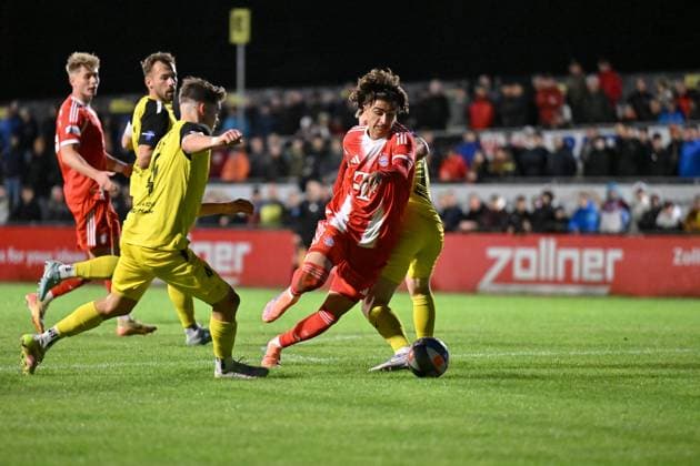 Regionalliga Bayern; DJK Vilzing- FC Bayern München II; 23.09.2025 im Duell Elija HÄRTL (Djk Vilzing 4) und Adin LICINA (FC Bayern München II 7) Zweikampf Regionalliga Bayern: DJK Vilzing - FC Bayern Amateure; Manfred-Zollner Stadion am 23.09.2025 Copyright: xBEAUTIFULxSPORTS Goldbergx
