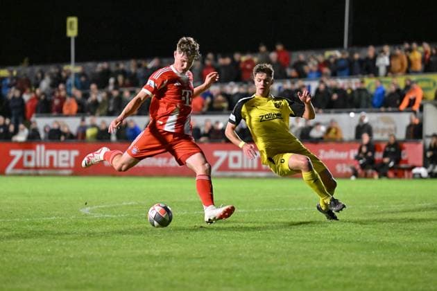 Regionalliga Bayern; DJK Vilzing- FC Bayern München II; 23.09.2025 im Duell Richard Christian MEIER (FC Bayern Muenchen II 11) und Mario KUFNER (DJK Vilzing 6) Zweikampf Regionalliga Bayern: DJK Vilzing - FC Bayern Amateure; Manfred-Zollner Stadion am 23.09.2025 Copyright: xBEAUTIFULxSPORTS Goldbergx