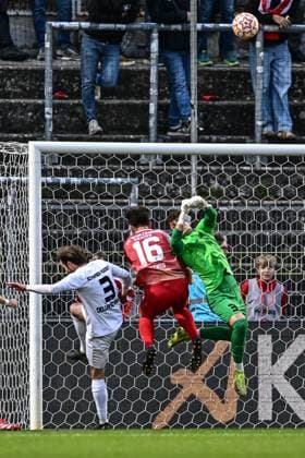 Wuerzburger Kickers gegen TSV Schwaben Augsburg, Wuerzburg, 23.09.2025 erfolgreiche Parade von Maximilian Reil (TSV Schwaben Augsburg, 35) , Wuerzburg, 23.09.2025 - 10. Spieltag der Regionalliga Bayern, Wuerzburger Kickers gegen TSV Schwaben Augsburg, Wuerzburg Akon Arena Copyright: xBEAUTIFULxSPORTS Märklx