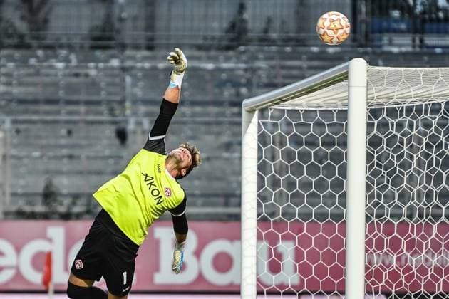Wuerzburger Kickers gegen TSV Schwaben Augsburg, Wuerzburg, 23.09.2025 Johann Hipper (Wuerzburger Kickers 1) muss sich strecken , Wuerzburg, 23.09.2025 - 10. Spieltag der Regionalliga Bayern, Wuerzburger Kickers gegen TSV Schwaben Augsburg, Wuerzburg Akon Arena Copyright: xBEAUTIFULxSPORTS Märklx