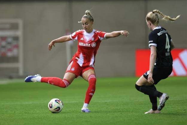 Wieder am Ball . . . Bayerns 7 Giulia GWINN. Frauenfussball: Muenchen - Freiburg. Frauen - Fußball - Bundesliga, FC Bayern München - SC Feiburg, 4.Spieltag, Saison 2025-2026, am 23.09.2025 in Muenchen, F C B A Y E R N C A M P U S, Deutschland. Quelle Copyright Credit : Oryk HAIST