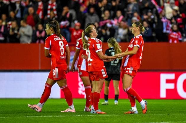 Lena Oberdorf (8 Bayern) , Georgia Stanway (31 FC Bayern) und Klara Bühl (17 FC Bayern) jubeln über das Tor zum 4-0 beim Google Pixel Frauen Bundesligaspiel FC Bayern München - SC Freiburg am 23.09.2025. München FC Bayern Campus Deutschland