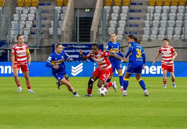 Fußball, Frauen, Saison 2025 2026, Google Pixel Frauen-Bundesliga (4. Spieltag), FC Carl Zeiss Jena - 1. FC Union Berlin, v. l. Emily Reske (Jena), Naika Reissner (1. FC Union), Nelly Juckel (Jena), 23.09. 2025, Copyright: xMatthiasxKochx